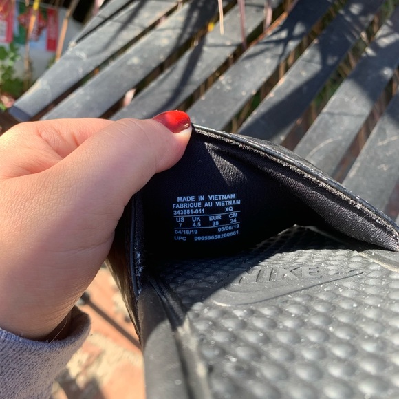 Black Nike Slides (women’s s:7) - Picture 3 of 3